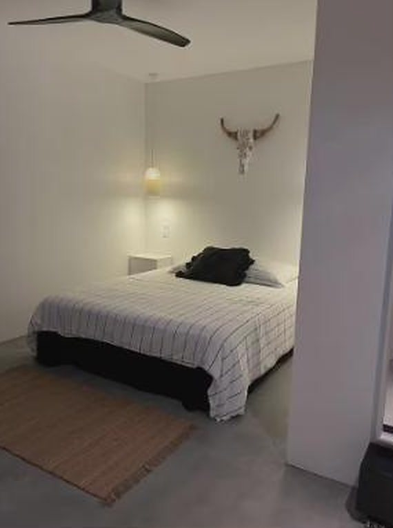 Lit et tapis de jute de la chambre 1