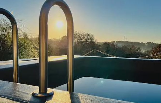 Échelle de la piscine au lever du soleil