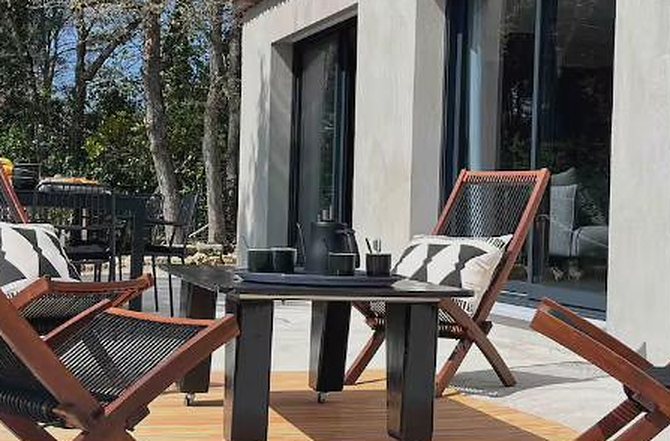Coin café au soleil devant la maison