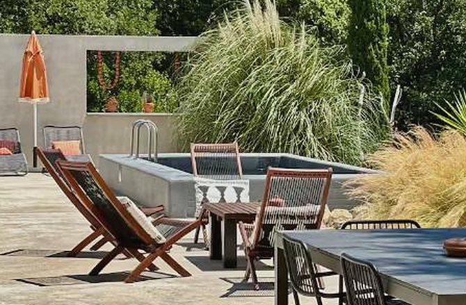 Chiliennes au bord de la piscine